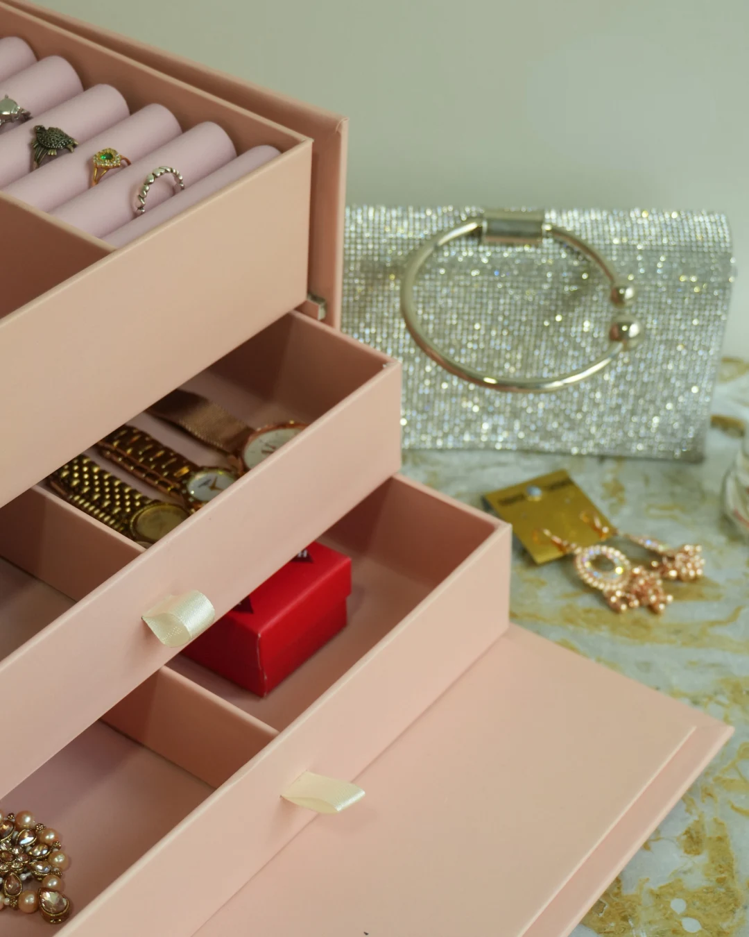 jewelry box dubai packaging custom Boxtales creates custom packaging solutions for jewelry brands, watch collections, fashion accessories, luxury retailers, and gifting campaigns across the UAE. Featuring premium materials, velvet inserts, foiling, embossing, specialty finishes, and bespoke structural designs, our packaging is crafted to reflect the quality and elegance of every piece.